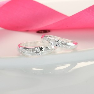 Mùng 8 3 tặng gì cho người yêu nhẫn đôi bạc đẹp đính đá tinh tế ND0080