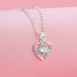 Quà noel cho người yêu dây chuyền trái tim đính đá bằng bạc DCN0601