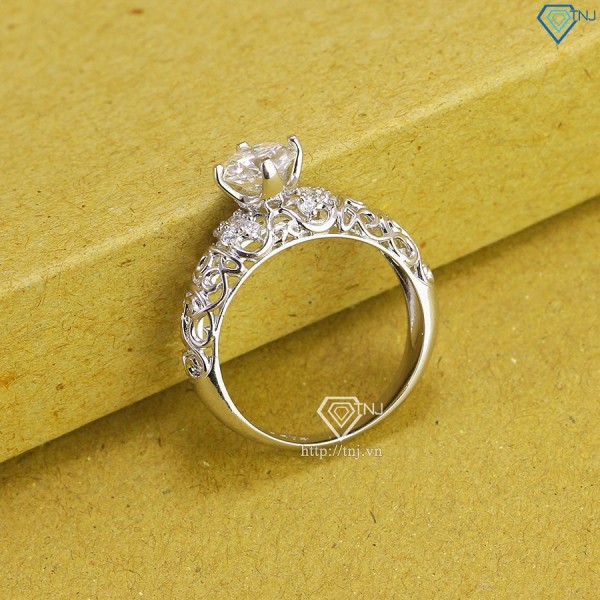 Nhẫn cầu hôn kim cương Moissanite hoa văn đẹp đính đá 6.0mm NNM0002 - Trang Sức TNJ