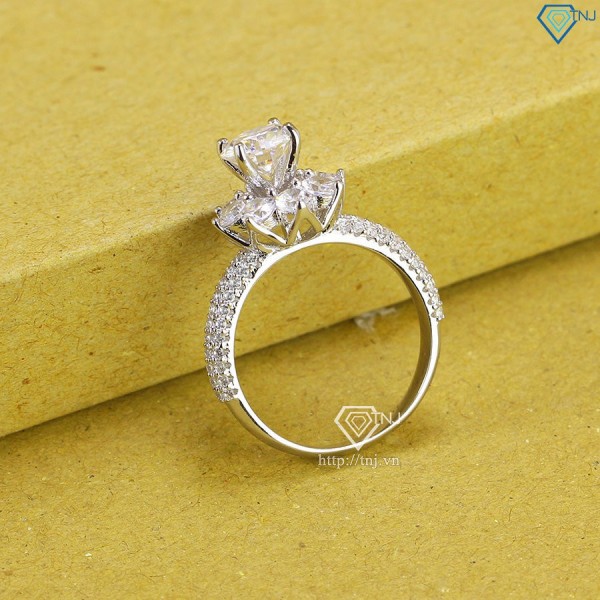 Nhẫn đính hôn đính đá Moissanite 6.5mm NNM0004 - Trang Sức TNJ