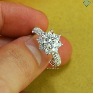 Quà 20 10 cho người yêu nhẫn nữ hoa hồng đính kim cương Moissanite 6.5mm NNM0004 - Trang Sức TNJ