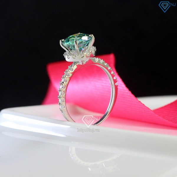Nhẫn nữ đính full kim cương Moissanite đá chủ xanh 8.0mm NNM0048