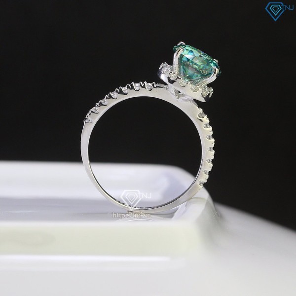 Nhẫn nữ đính full kim cương Moissanite đá chủ xanh 8.0mm NNM0048