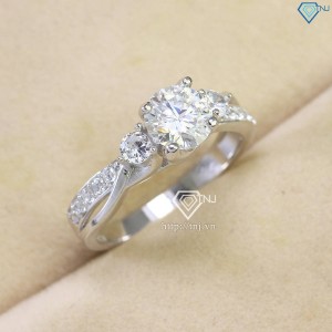 Nhẫn nữ 925 bạc cách điệu đính kim cương Moissanite 6.5mm NNM0078