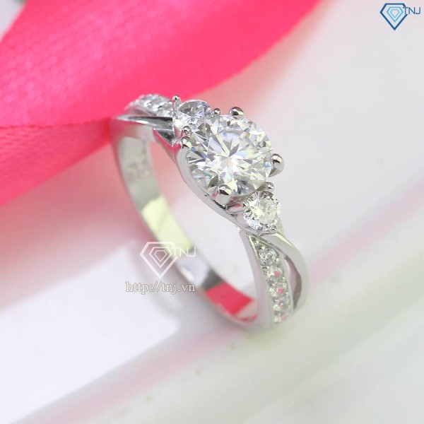 Nhẫn nữ 925 bạc cách điệu đính kim cương Moissanite 6.5mm NNM0078