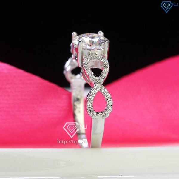 Nhẫn nữ hình vô cực bạc đính kim cương Moissanite 6.5mm NNM0080