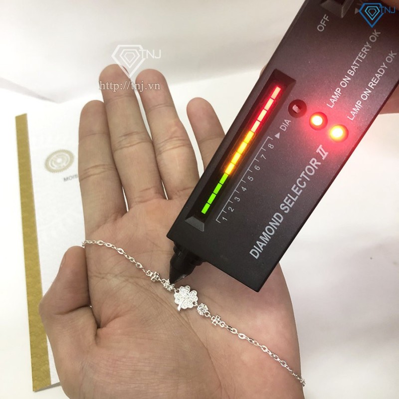 Lắc tay nữ hình cỏ 4 lá đính kim cương Moissanite LTNM0022