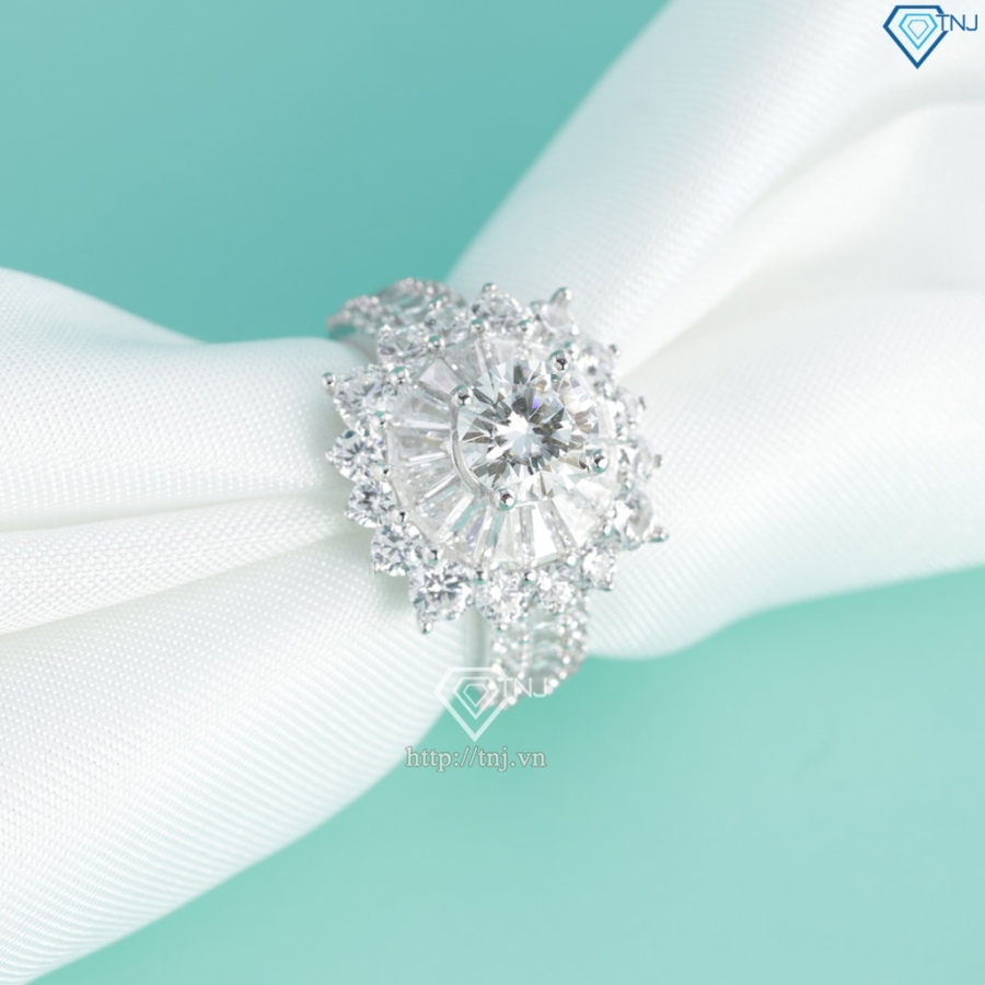 Nhẫn nữ cao cấp đính kim cương Moissanite 6.5mm NNM0091