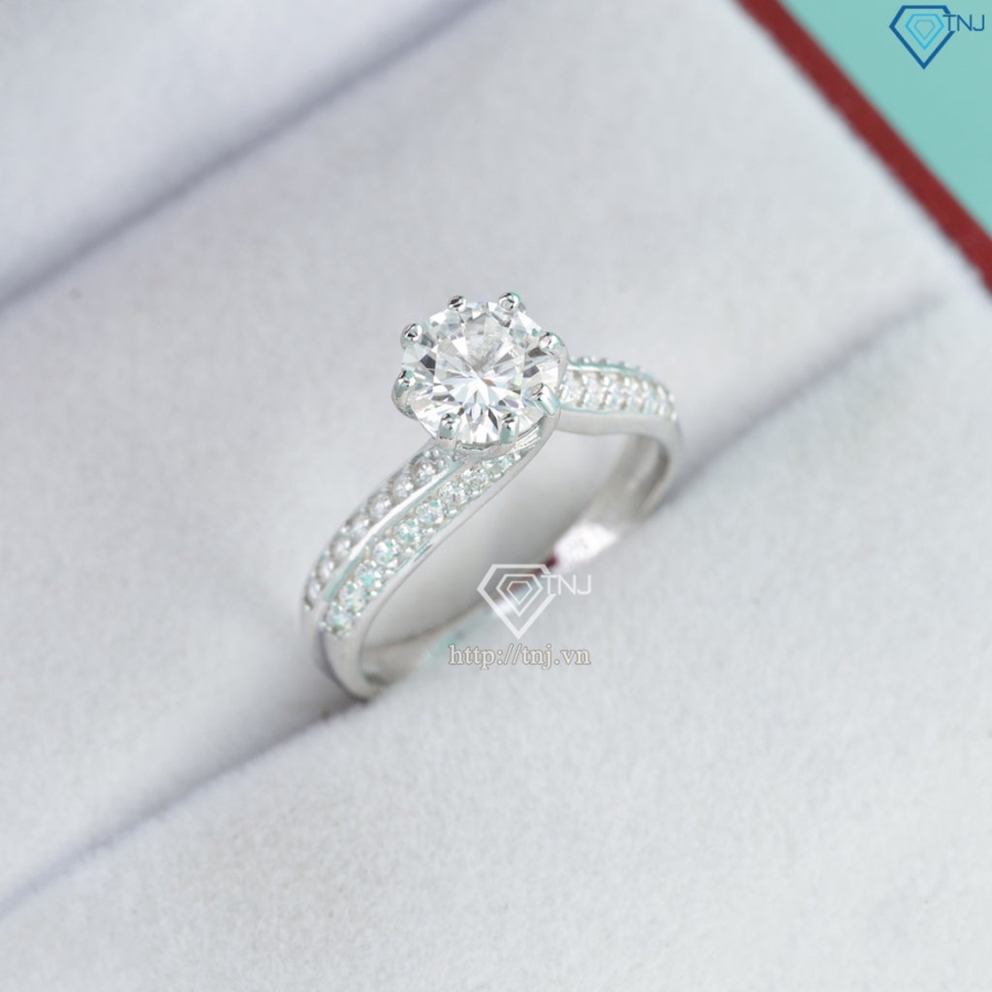 Nhẫn nữ xoắn sang trọng đính kim cương Moissanite 6.5mm NNM0093