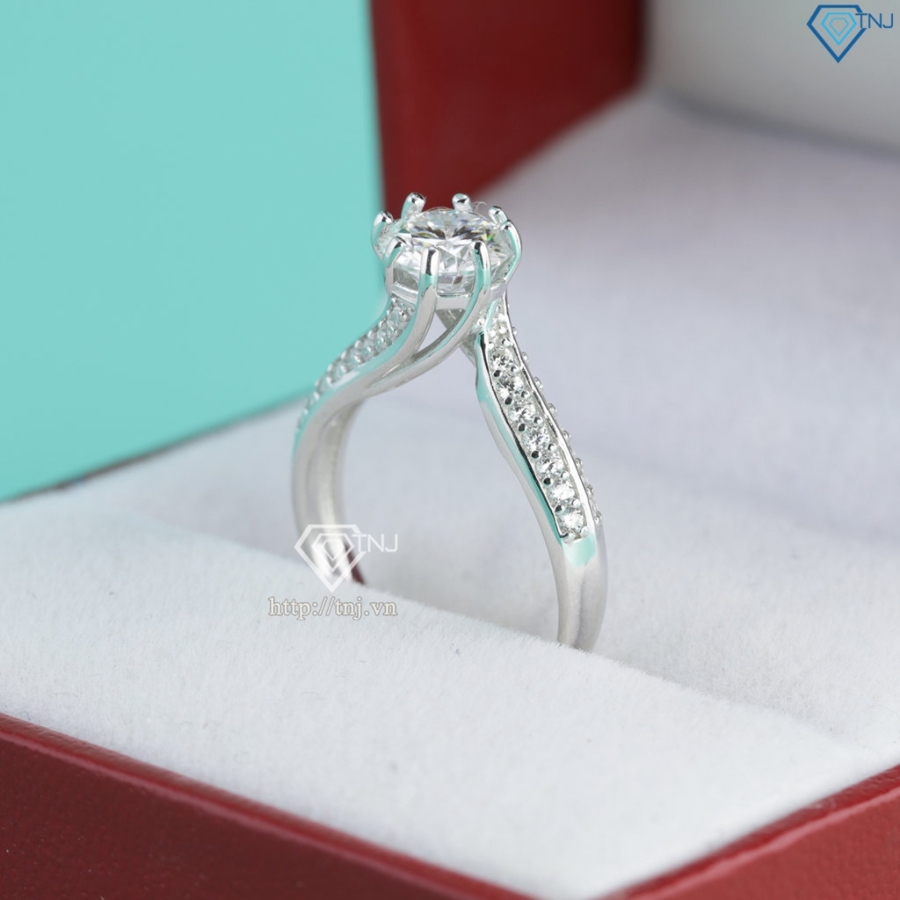 Nhẫn nữ xoắn sang trọng đính kim cương Moissanite 6.5mm NNM0093