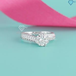 Nhẫn nữ xoắn sang trọng đính kim cương Moissanite 6.5mm NNM0093