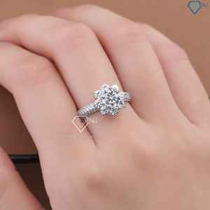Nhẫn nữ hoa hồng đính kim cương Moissanite 6.5mm NNM0004