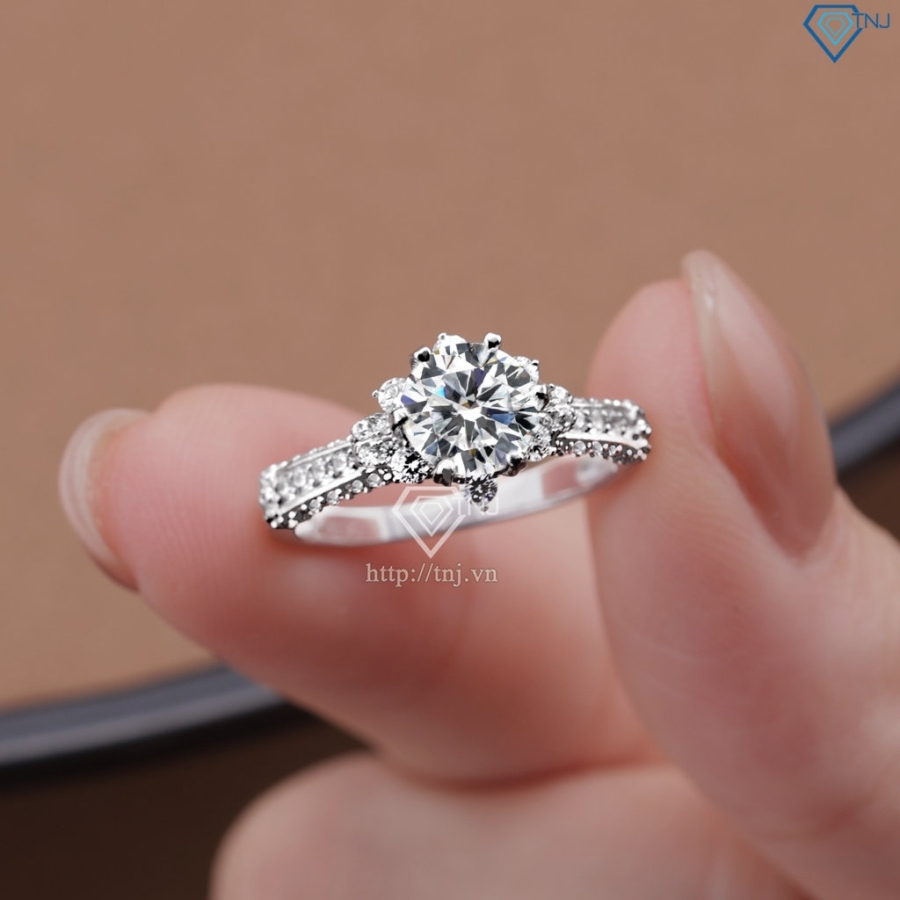 Nhẫn nữ Moissanite đính kim cương 6.5mm NNM0030 - Trang Sức TNJ