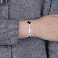 Lắc tay bạc nữ hình cỏ 4 lá đen khắc tên theo yêu cầu LTN0455