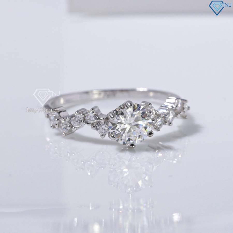 Nhẫn nữ Moissanite cách điệu đính kim cương 6.0mm NNM0097