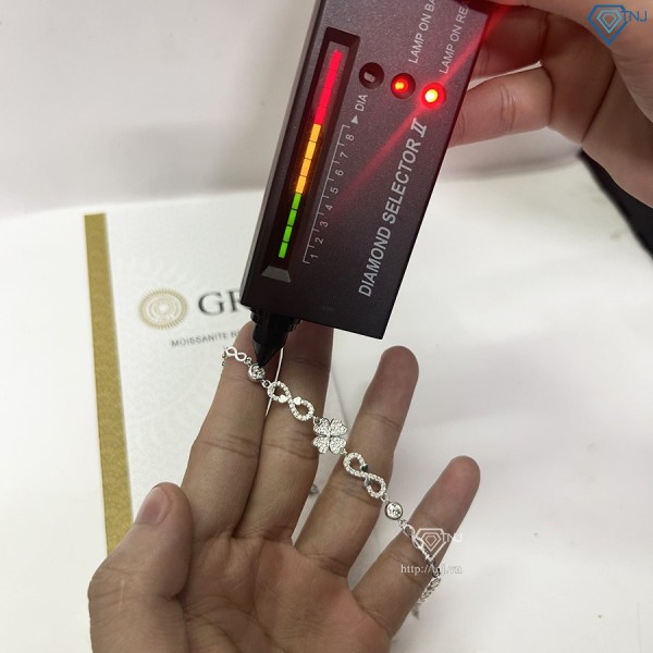 Quà 8 3 cho người yêu lắc tay cỏ 4 lá đính full kim cương LTNM0015