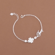 Lắc tay nữ hình cỏ 4 lá đính kim cương Moissanite 4mm khắc tên theo yêu cầu - Kiểm định GRA LTNM0031