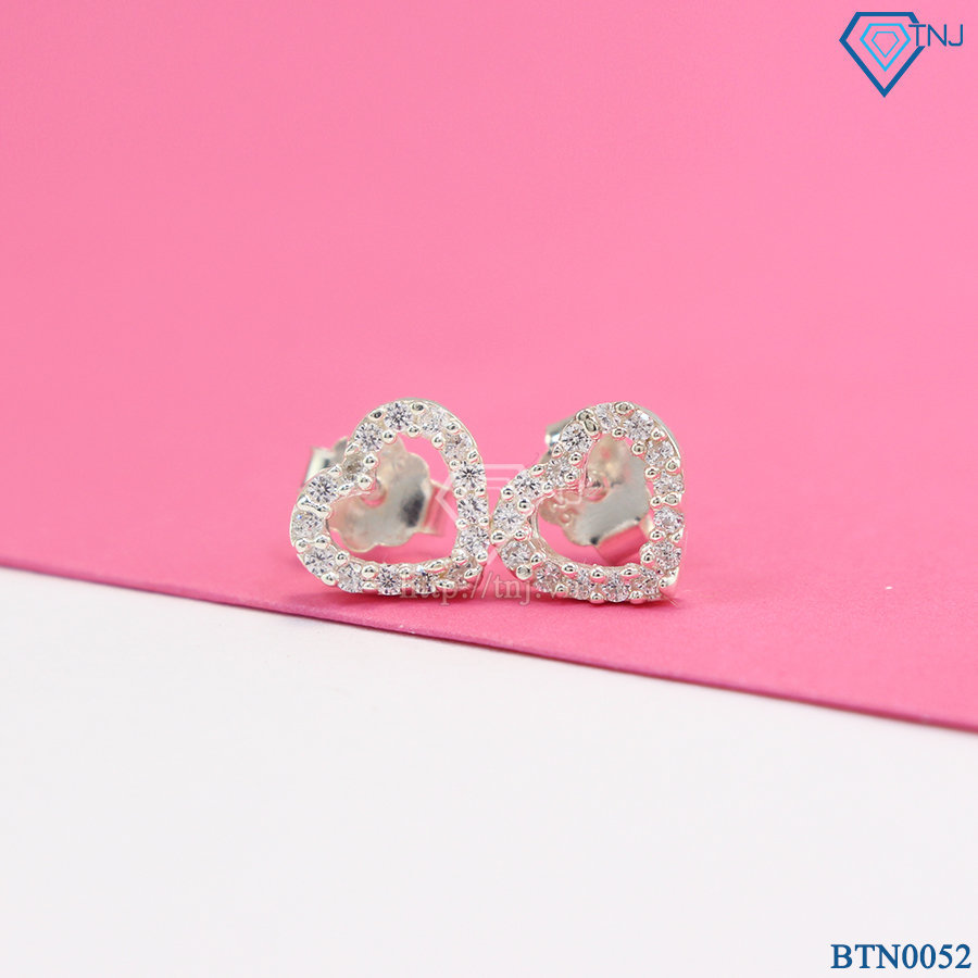 Bông tai nữ bạc trái tim là món phụ kiện không thể thiếu cho bạn gái nào yêu thích sự lãng mạn. Chúng tôi cung cấp những mẫu bông tai với hình dáng và thiết kế độc đáo, giúp bạn tỏa sáng trong ngày đặc biệt.