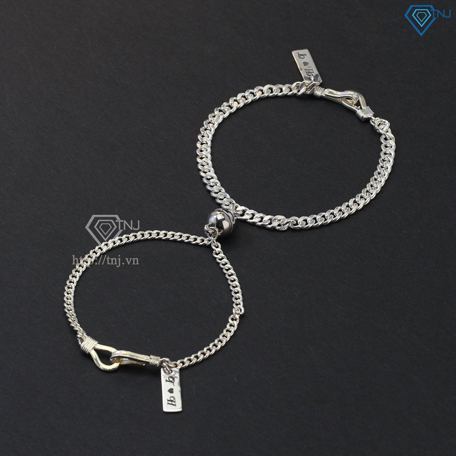 Vòng tay đôi nam châm bằng bạc khắc tên: Với thiết kế sang trọng và độc đáo, chiếc vòng tay đôi nam châm bằng bạc này được đính tên của bạn và người thân yêu vào chiếc khóa. Đây sẽ là món quà ý nghĩa cho ai đó trong ngày kỷ niệm đặc biệt.