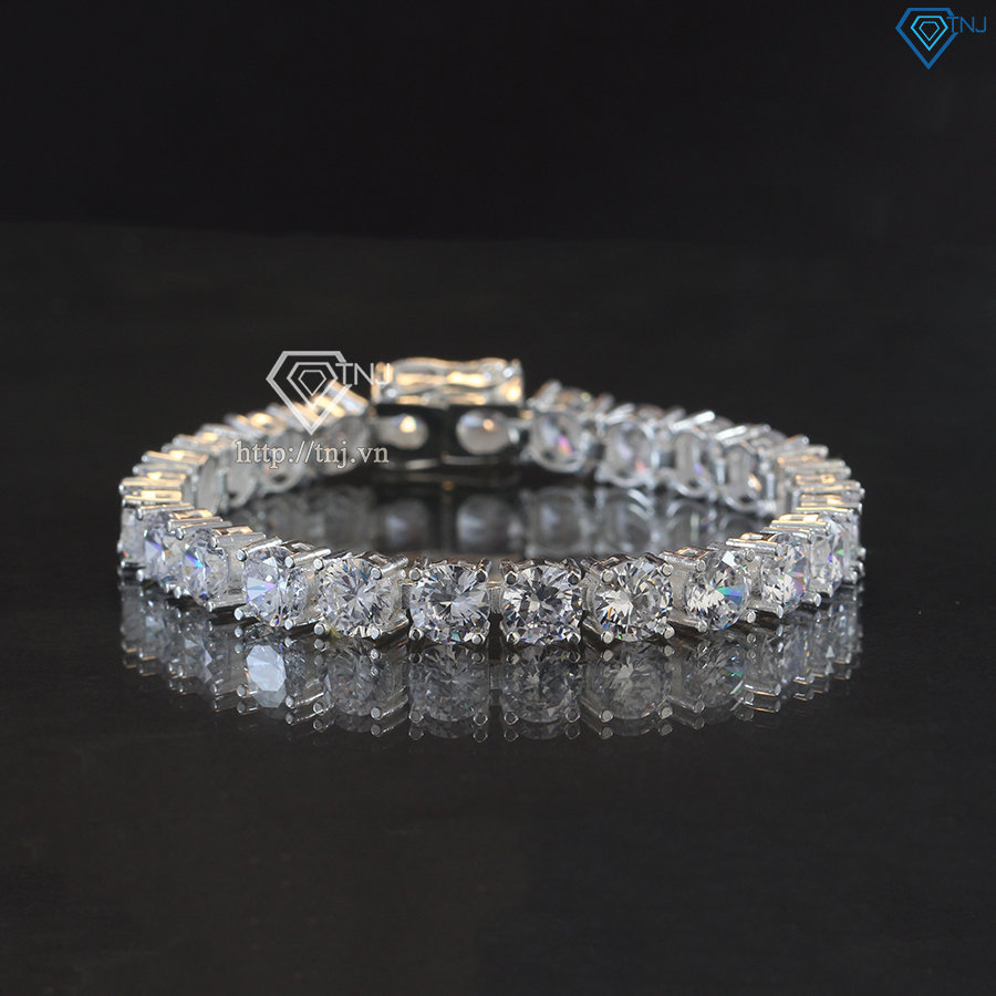 Let\'s add some sparkle to your tennis game with our new silver tennis bracelet. Encrusted with shining stones, you\'ll be the envy of the court. Upgrade your style with ease and elegance.