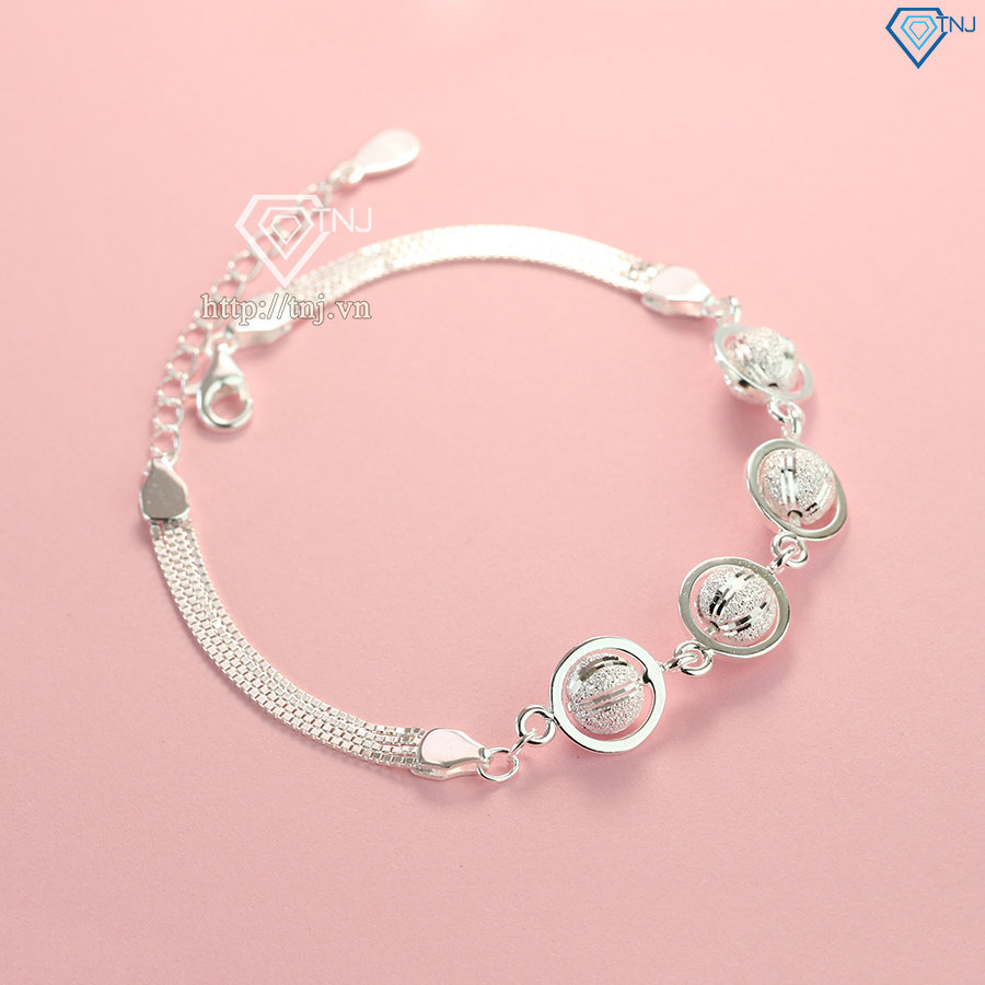 Với chất liệu bạc cao cấp và phong cách thời trang, lắc tay bạc hạt tròn sẽ là phụ kiện hoàn hảo cho bạn.