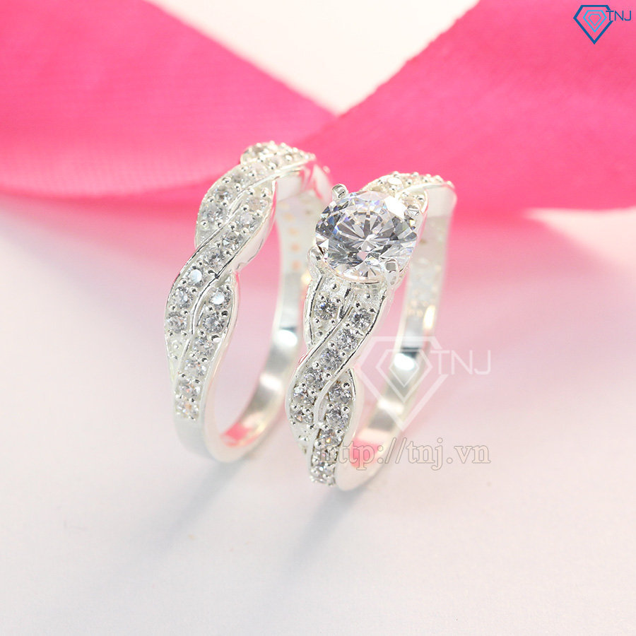 Nhẫn đôi bạc - Chào mừng đến với bộ sưu tập nhẫn đôi bạc lộng lẫy của chúng tôi. Đôi nhẫn này không chỉ là biểu tượng của tình yêu đôi lứa, mà còn là nguồn cảm hứng và hy vọng cho cuộc sống lứa đôi của bạn. Hãy cùng khám phá một trong những chiếc nhẫn đôi bạc đẹp nhất của chúng tôi.