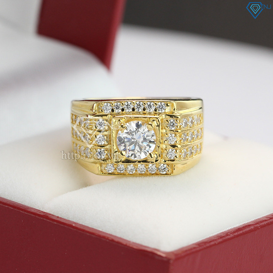 Nhẫn nam bạc mạ vàng 18k là một trong những món trang sức đẳng cấp và lịch lãm nhất hiện nay. Với chất liệu bạc mạ vàng 18k, chiếc nhẫn này sẽ không chỉ làm bạn trông cao quý và lịch sự, mà còn giúp bạn tỏa sáng với vẻ đẹp thật sự đắt giá.