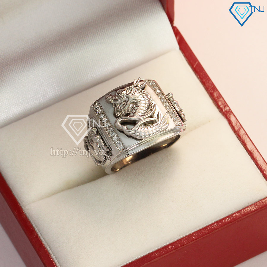 Nhẫn bạc nam xi Bạch Kim tinh xảo và trang trọng sẽ giúp quý ông thể hiện đẳng cấp và sự lịch lãm của mình.