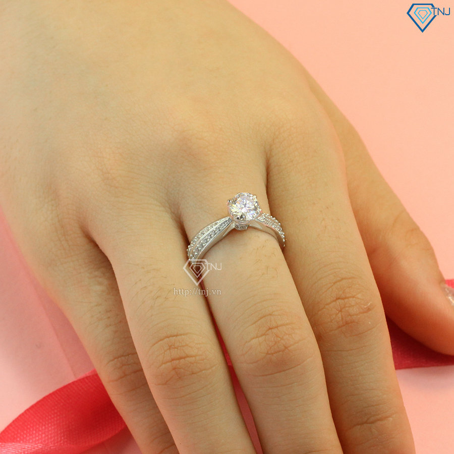 Nhẫn nữ Moissanite đính kim cương sang trọng 5.5mm - Kiểm định GRA NNM0020
