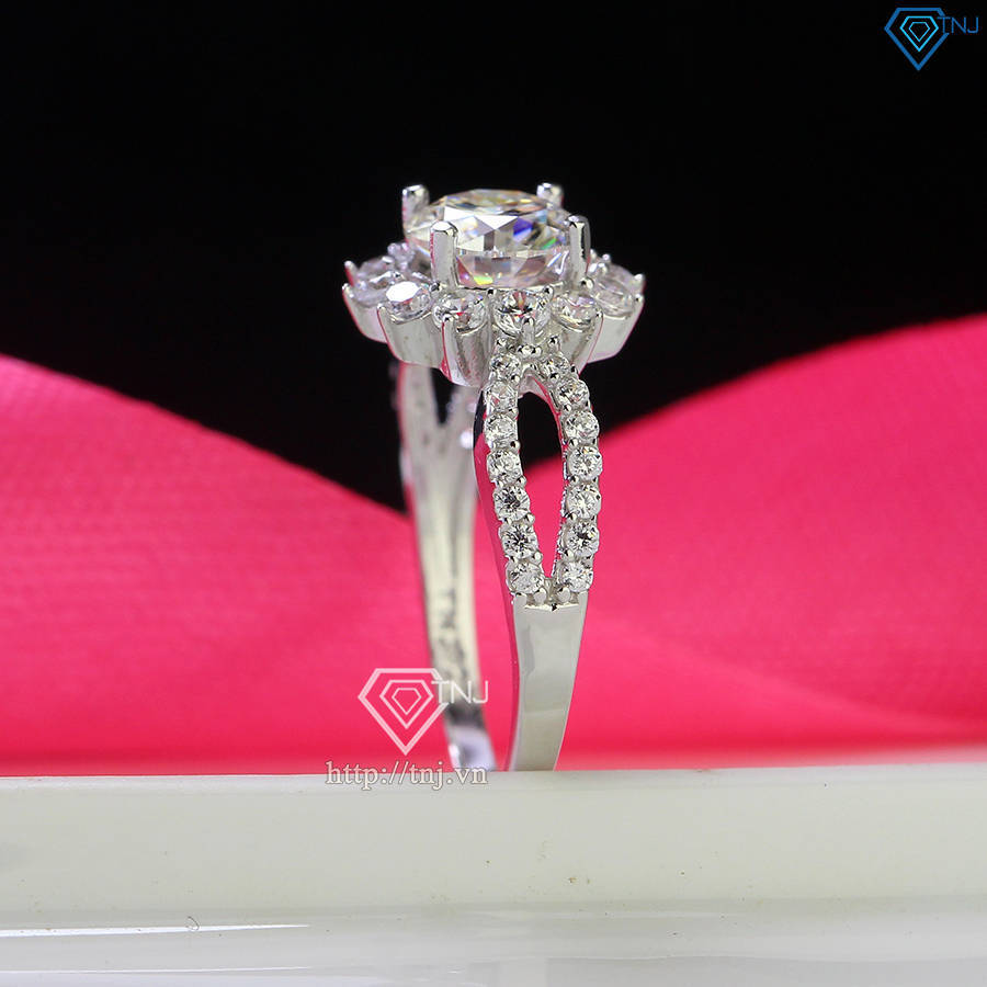 Nhẫn nữ hình bông hoa đính kim cương Moissanite 6.5mm - Kiểm định GRA NNM0076