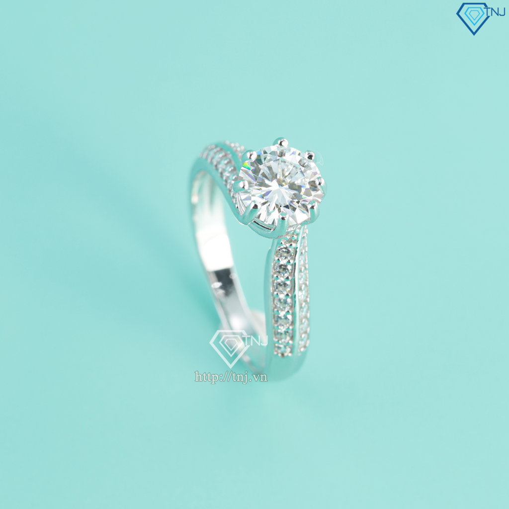 Nhẫn nữ xoắn sang trọng đính kim cương Moissanite 6.5mm NNM0093