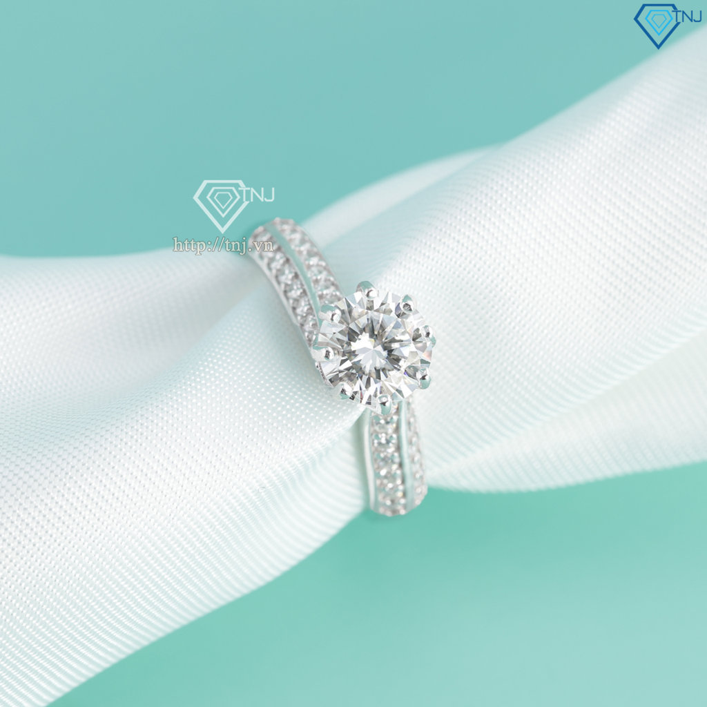 Nhẫn nữ xoắn sang trọng đính kim cương Moissanite 6.5mm NNM0093