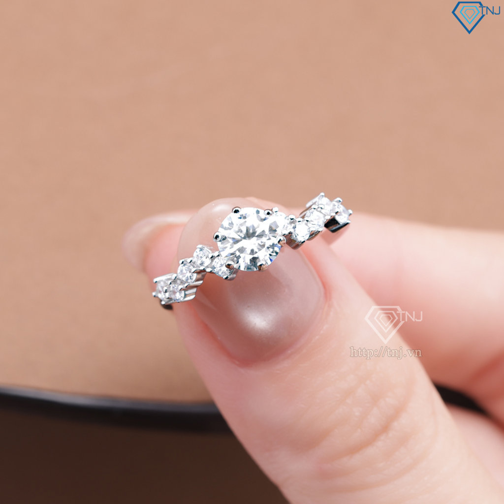 Nhẫn nữ Moissanite cách điệu đính kim cương 6.0mm NNM0097