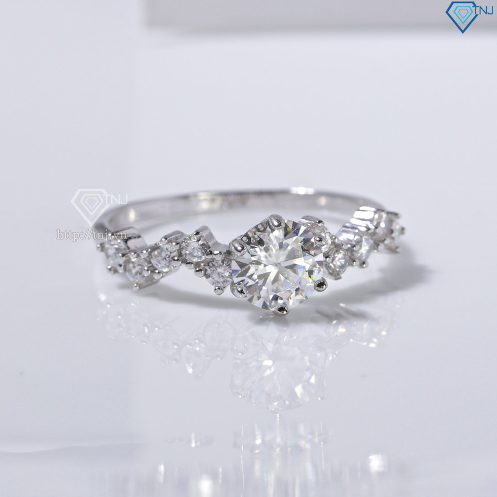 Nhẫn nữ Moissanite cách điệu đính kim cương 6.0mm NNM0097